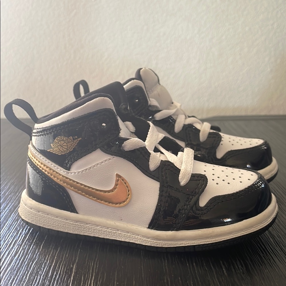 •ON SALE • 😍Nike Black and Gold Sneakers with Classic Design